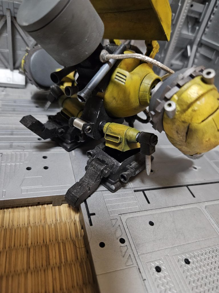 脚部には踵にアウトリガーと横に固定用の打ち込みアンカーが装備されているこれにより踏ん張りの効いた掘削が可能となるサイドには推進装置が追加され移動速度が向上している