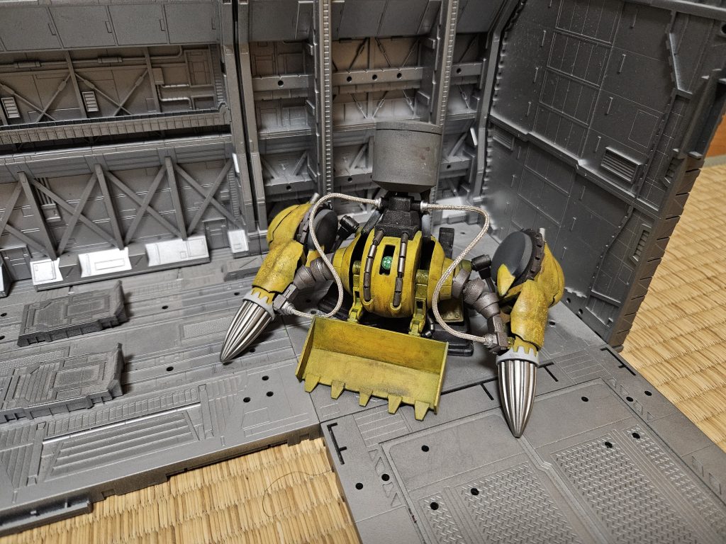 変形してバケットで土砂を運搬することができますまた空気抵抗が少なくなるのでホバー移動時の速度が上がる