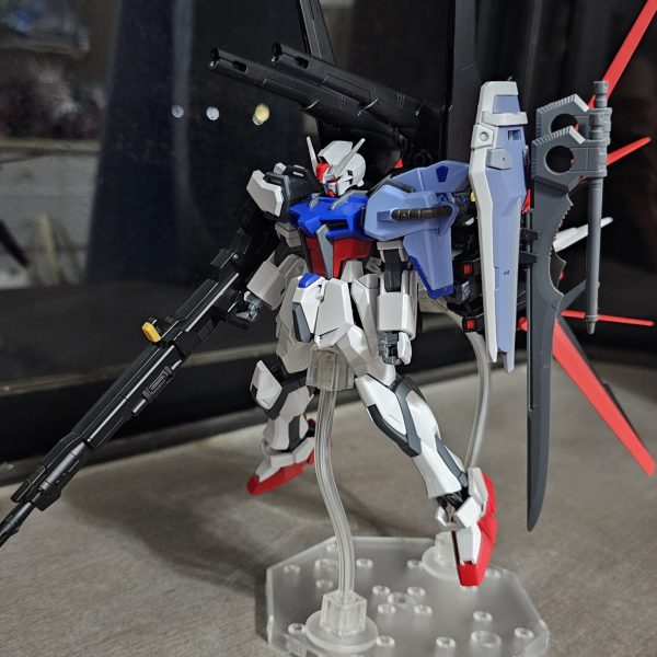 EGストライクを使ってデンドロビウムのような何かを作ろうかと思いおもいつくがまま合体させてみました。アンテナを2本にしてソードストライカーの肩アーマーを加工ビームサーベルかシールドを選んで取り付け出来ます。アンシメントリーなデザインが好きなので右肩アーマーはそのままにしてみました。デカすぎて自立不可あとはカラーリングが決まらず悩み中。デザインは割と上手く出来たと思います✨名前決まらないなぁ🤣（5枚目）