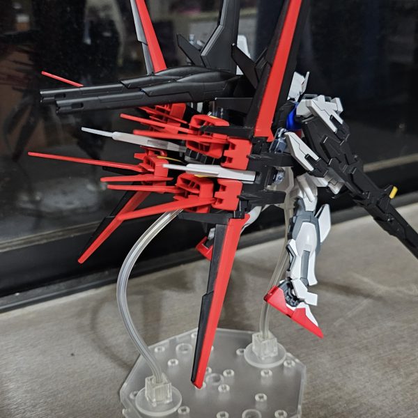 EGストライクを使ってデンドロビウムのような何かを作ろうかと思いおもいつくがまま合体させてみました。アンテナを2本にしてソードストライカーの肩アーマーを加工ビームサーベルかシールドを選んで取り付け出来ます。アンシメントリーなデザインが好きなので右肩アーマーはそのままにしてみました。デカすぎて自立不可あとはカラーリングが決まらず悩み中。デザインは割と上手く出来たと思います✨名前決まらないなぁ🤣（7枚目）