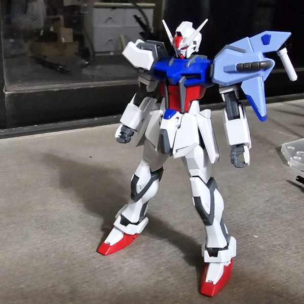 EGストライクを使ってデンドロビウムのような何かを作ろうかと思いおもいつくがまま合体させてみました。アンテナを2本にしてソードストライカーの肩アーマーを加工ビームサーベルかシールドを選んで取り付け出来ます。アンシメントリーなデザインが好きなので右肩アーマーはそのままにしてみました。デカすぎて自立不可あとはカラーリングが決まらず悩み中。デザインは割と上手く出来たと思います✨名前決まらないなぁ🤣（3枚目）