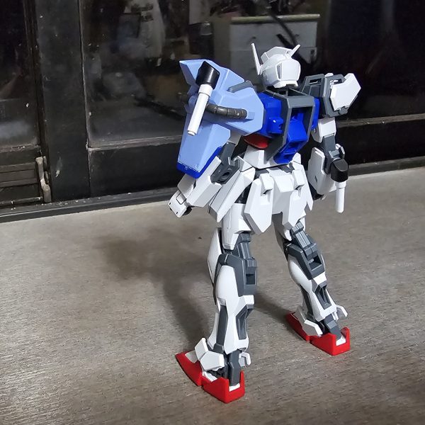 EGストライクを使ってデンドロビウムのような何かを作ろうかと思いおもいつくがまま合体させてみました。アンテナを2本にしてソードストライカーの肩アーマーを加工ビームサーベルかシールドを選んで取り付け出来ます。アンシメントリーなデザインが好きなので右肩アーマーはそのままにしてみました。デカすぎて自立不可あとはカラーリングが決まらず悩み中。デザインは割と上手く出来たと思います✨名前決まらないなぁ🤣（2枚目）