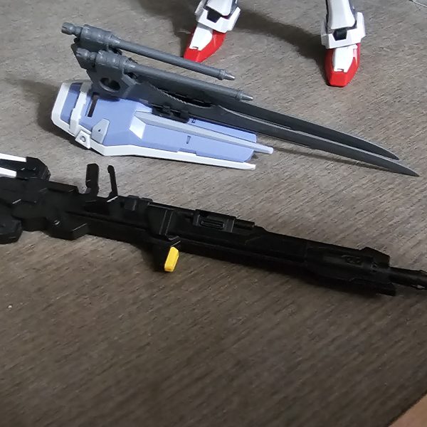 EGストライクを使ってデンドロビウムのような何かを作ろうかと思いおもいつくがまま合体させてみました。アンテナを2本にしてソードストライカーの肩アーマーを加工ビームサーベルかシールドを選んで取り付け出来ます。アンシメントリーなデザインが好きなので右肩アーマーはそのままにしてみました。デカすぎて自立不可あとはカラーリングが決まらず悩み中。デザインは割と上手く出来たと思います✨名前決まらないなぁ🤣（4枚目）