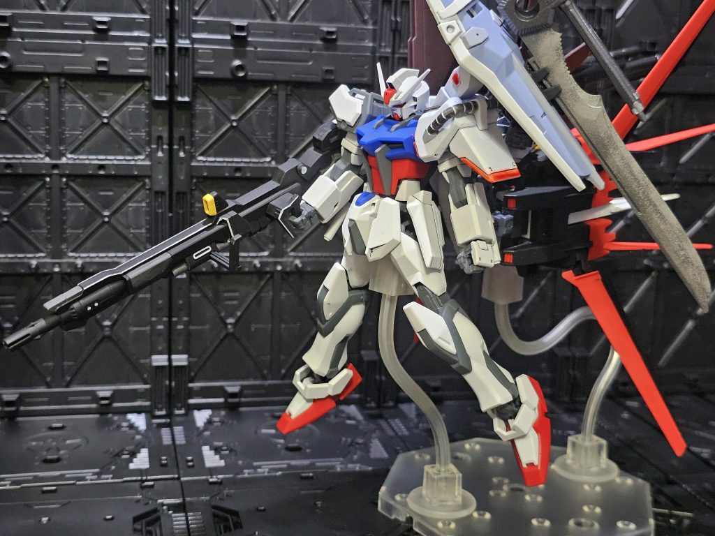 アグニは黒に塗装して白のラインをアクセントとして入れました。エネルギーパックを付けて長時間の戦闘を可能に。スコープは塗装せずそのままの色で使用しました。シールドはディアクティブモードの物にグランドスラムを2丁マウント。左肩アーマーにソードストライカーの物を加工してシールドをマウントできるようにしました。