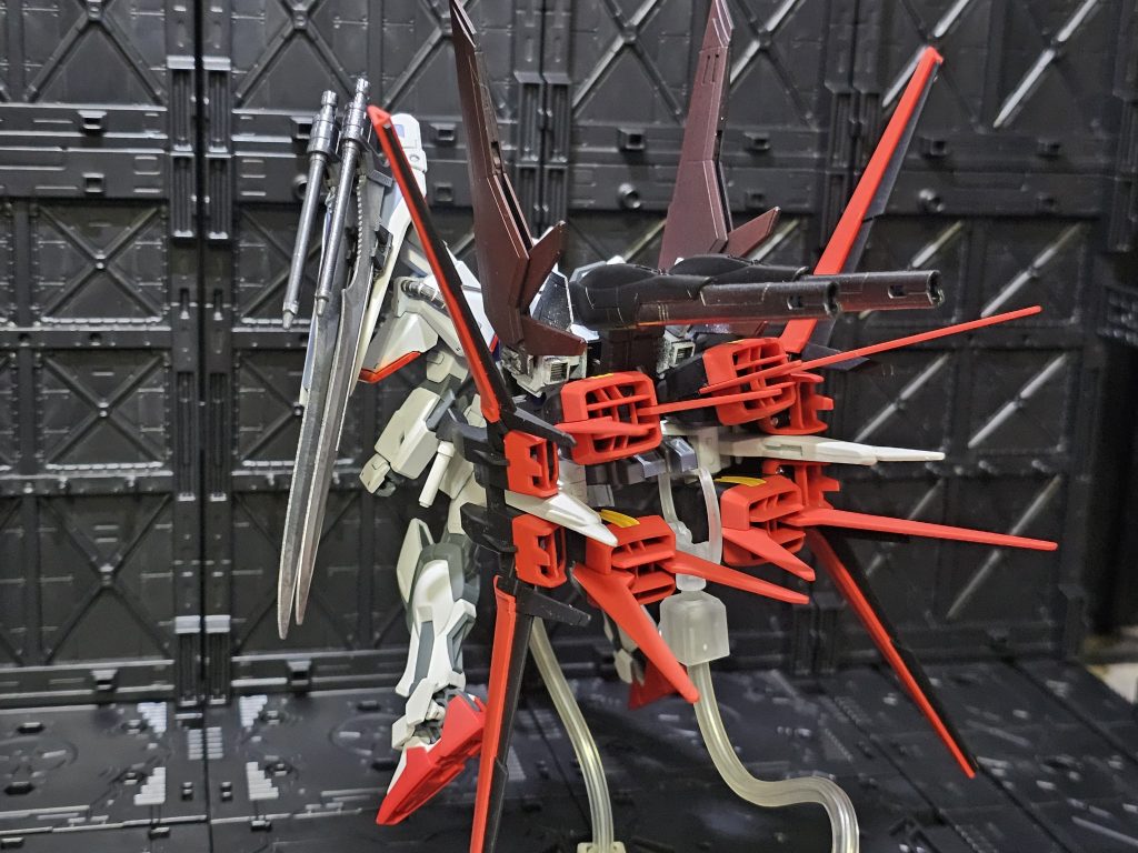 バックパックはエールストライカー2機とビルドブースターをメインにしてメインのウィングは百式ぽく立てて元々のビーム砲を背面にマウントしました。