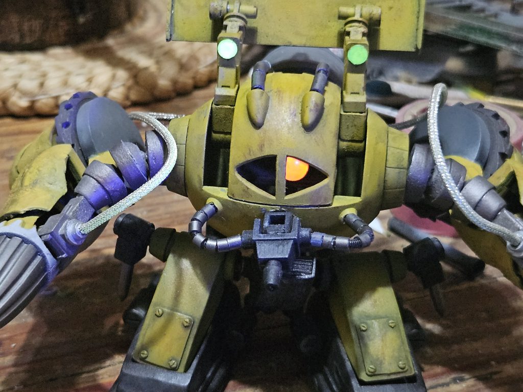 ブラックライトでモノアイと投光器ピコーン