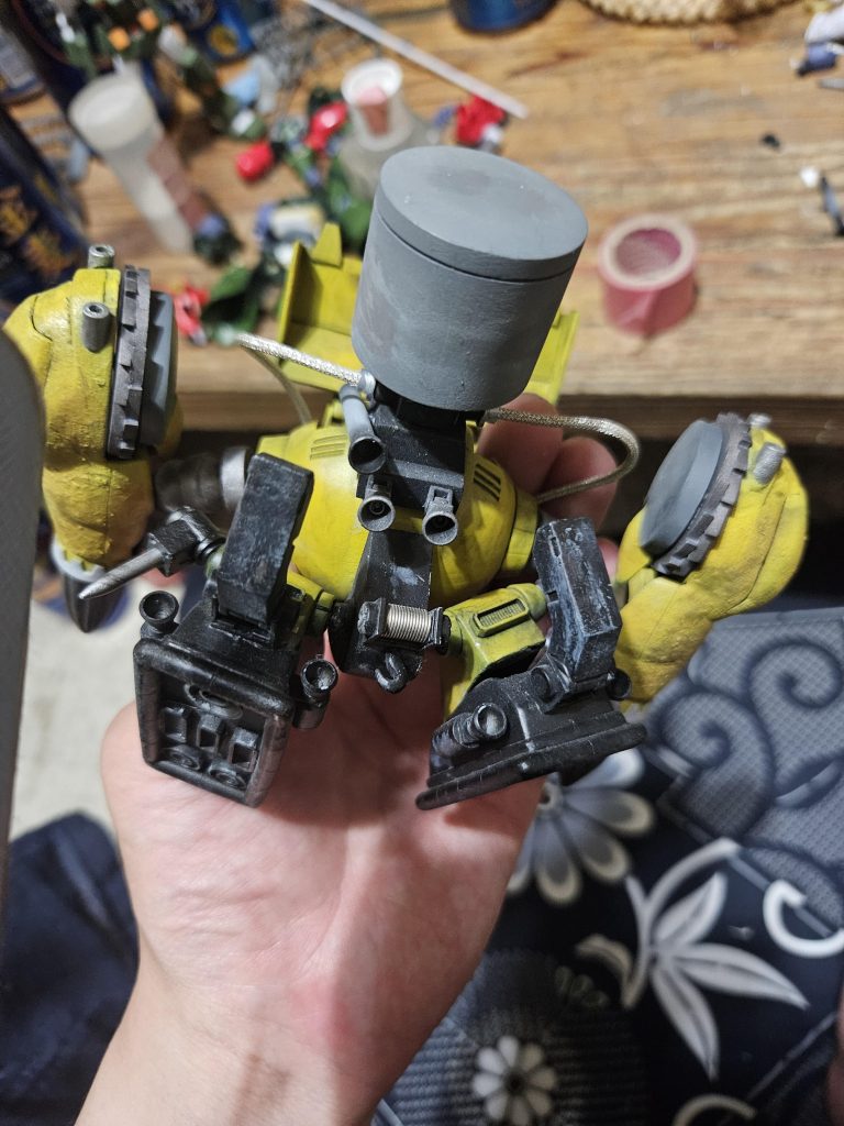 腰部(黒いとこ)を起点に上半身はスイングしますあと腰後部にはクレーンを装備、重いものを牽引したりしますラケーテンガルデン(右側)を外した状態