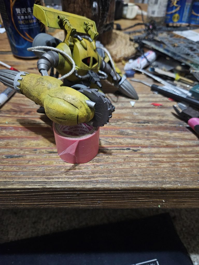 岩盤掘削用鋸原型機は胴体部にあったものをアーム部に移植し、作業範囲を延長した硬化液噴出口ドリルや鋸で拓かれた軟地盤に特殊な硬化液を吹き付ける事で急造したトンネルの強度を保つもの、アーム先端に2門ずつある