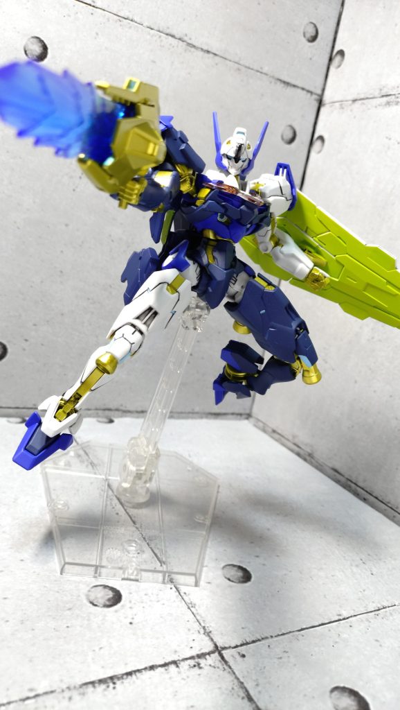 ライフル本体はハデハデな金。シールドは衣装のマント？をイメージして表を白と紺、裏面をライトグリーンに。