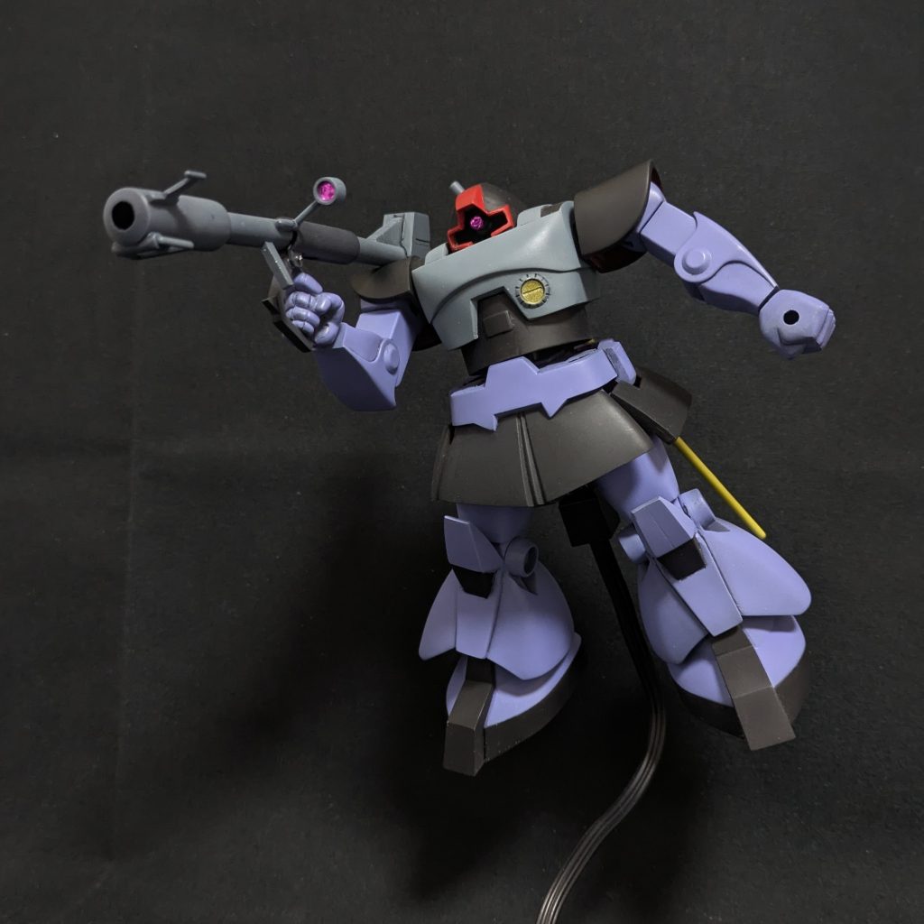 スタンド用の穴を開けたので浮かせて飾れます。