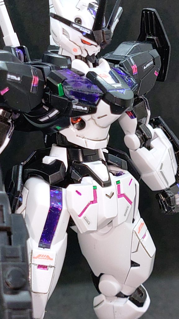 シュバルゼッテなどの使ってないシールをサイズカットして各所に貼ることで、情報量も増やしてあります。