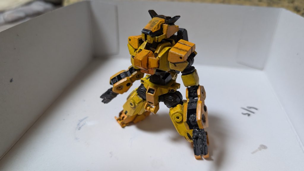 【おまけ】キット本体のフェレスティエリはパーツの組み換えで作業用のモビルワーカーもどきになりました。本体はパーツの組み換えで腕部延長&短足化して、マニピュレータのクロー部分はアームドアームセットの部品を加工して取り付けました。