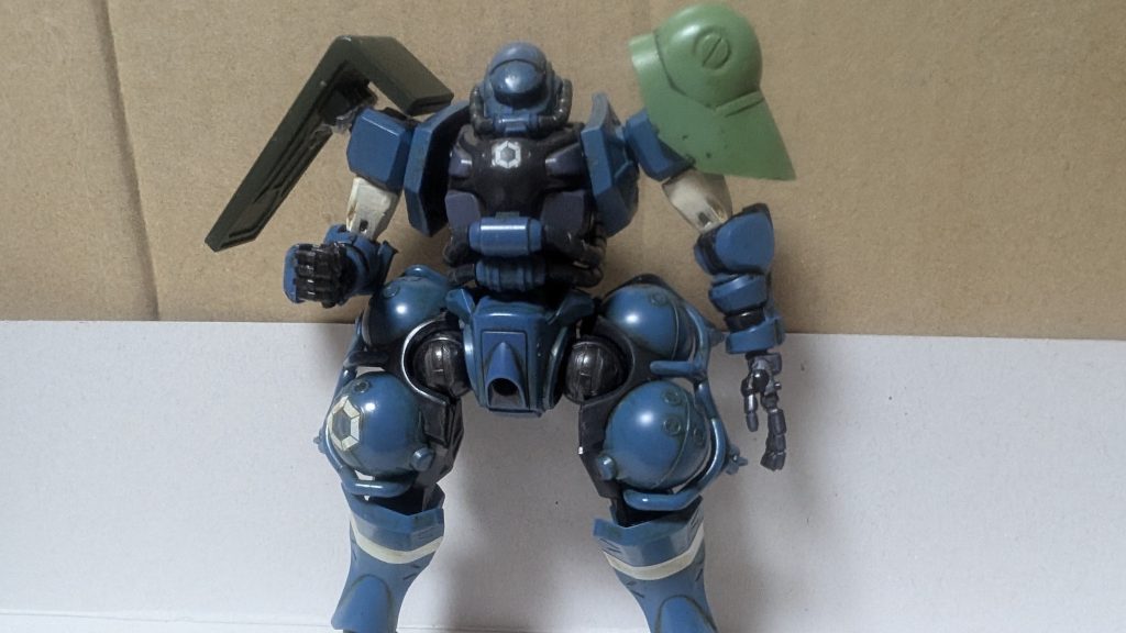 制作途中の写真。右肩シールドはHGUCハイザック(HGUCアイザックの不要部品より)左肩アーマーはリミテッドモデル のジェニスカスタムにスパイクを取り付けてあります。