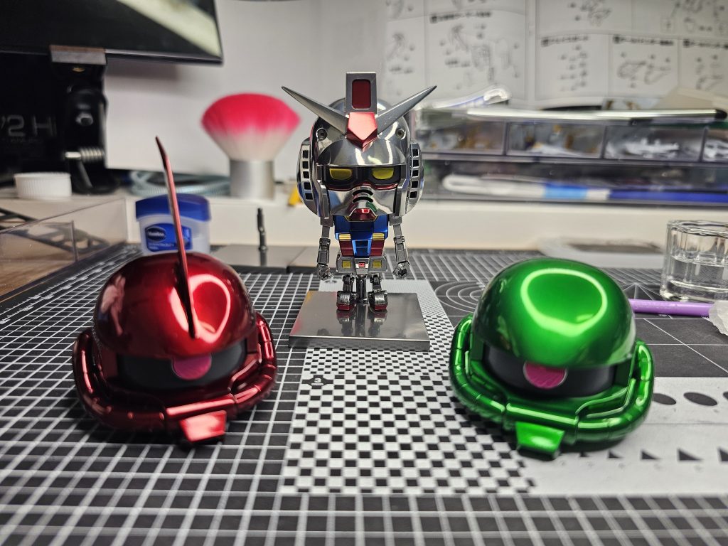 ガンプラくんに討ち取られ生首に…。ミラーシルバー吹いた後の定着安定時間を５日取りました…。その間全く作業が進まないのは頂けませんね。上から水性ホビーカラー吹いたら曇るし。カラーメッキ調にするなら誤魔化し効くから良いですが…。 