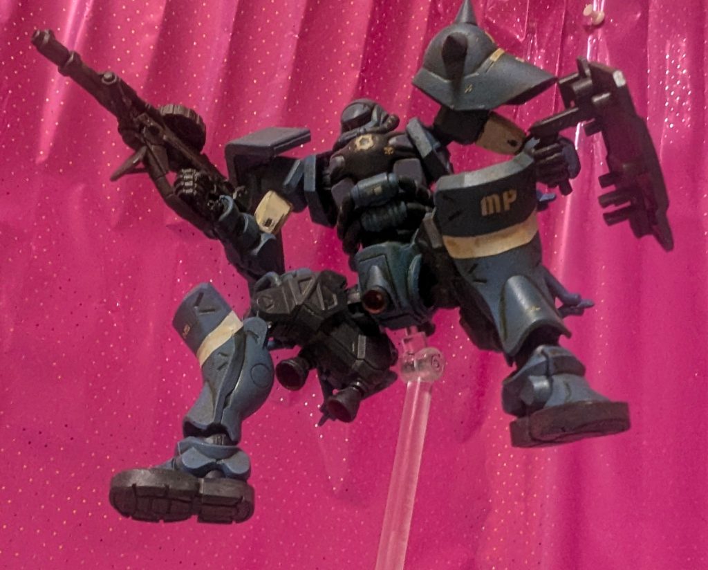 キット付属のシールは貼りにくくて、少し失敗していまいました。あと、軍警だと「MILITARY POLICE 」になるので市販のデカールで「MP」にしました。