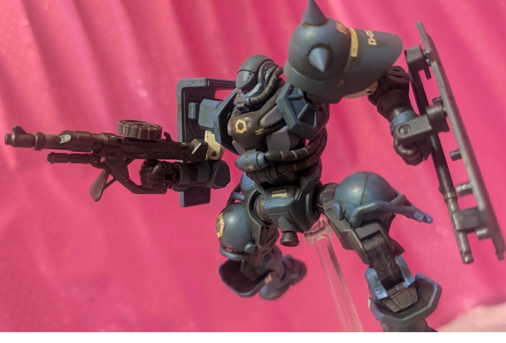 軍警ザクの仕様変更ってことで市民やMSを使った犯罪者を制圧する為(汗)肩部は元になったザクのショルダースパイクにして、左腕部のシールドも大型ライアットシールドに変更してあります。もちろん、サイド6の市民からは「血税の無駄遣いだ!」などと非難の対象となっております💦💦