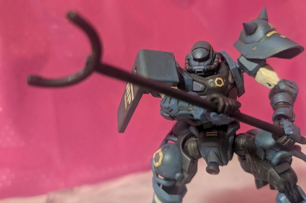 ◯刺股4話辺りにチラッと出ていましたが、軍警ザクのランナーを加工してでっち上げてます(笑)どうやら設定の刺股とは形が違うみたいですが(苦笑)チョイと短い感じがしますね〜😅😅😅