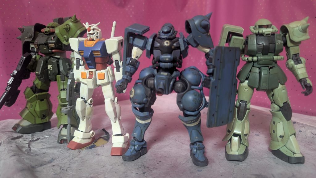 ガンダムやRGザクⅡとの比較。正史のザクⅡとは頭頂高は同じ位ですが、フォルムは全然違いますねぇ。