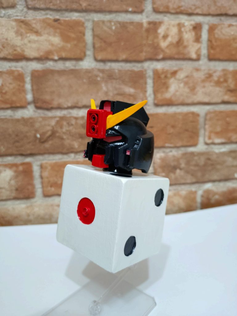 頭は、ガンダムエース付録の1/48 RX78-02 ガンダム・ジ・オリジン ヘッドモデルを元にして、プラ板やパテでサイコガンダム風に改造しました。