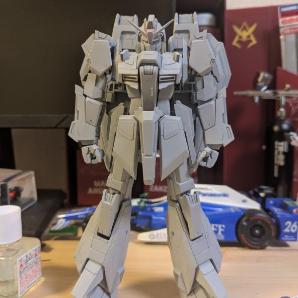 MG Zガンダムver 2.020年前のキットですがなんだかんだZガンダムのプラモデルでは一番カッコイイと思います。ただ、気になるところは多いので、結局ほぼ改修することに肩アーマーの形状変更、ふくらはぎの大型化、腰アーマーの大型化、前腕部の大型など、やること膨大表面処理がなかなか終わらない...（2枚目）