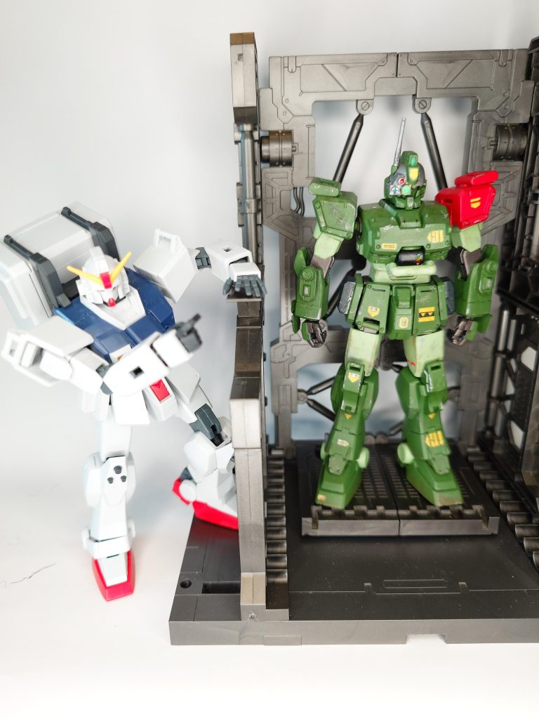 サンダース「どうだいキリコ!この色はよぉ?地獄の使者レッドショルダー様だ!キリコちゃん…お気に召して?」カレン「アタイだって一生懸命手伝ったんだよ!だから早くあのセリフ言ってよぉ〜」シロー「二人とも何を言っている?キリコとは誰なんだ!それにあのセリフとは…」サンダース「な〜に言ってるんだよ!『レッドショルダーの赤はもっと暗い…血の色だ…それとマークは右肩だ(キリッ)』ってやつをよ〜」