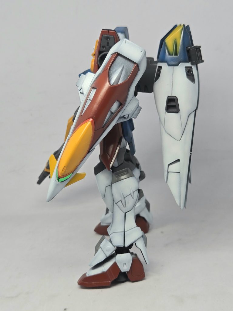 横。デカール無いと寂しいもんですが、この機体はあえてこのスタイルの方が良い気がします。自分の弱点である、塗り分けを克服したく、慎重に塗装しました。