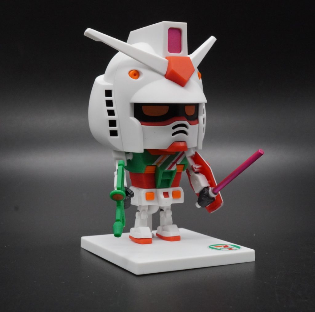 胸部のシールは使わずに、マスキングして、塗装しました。完璧にシールと同じ位置とはいきませんが、まあまあ上手く塗れたかなと思います。台座のセブンイレブンのマークのみ、シールを貼りました。