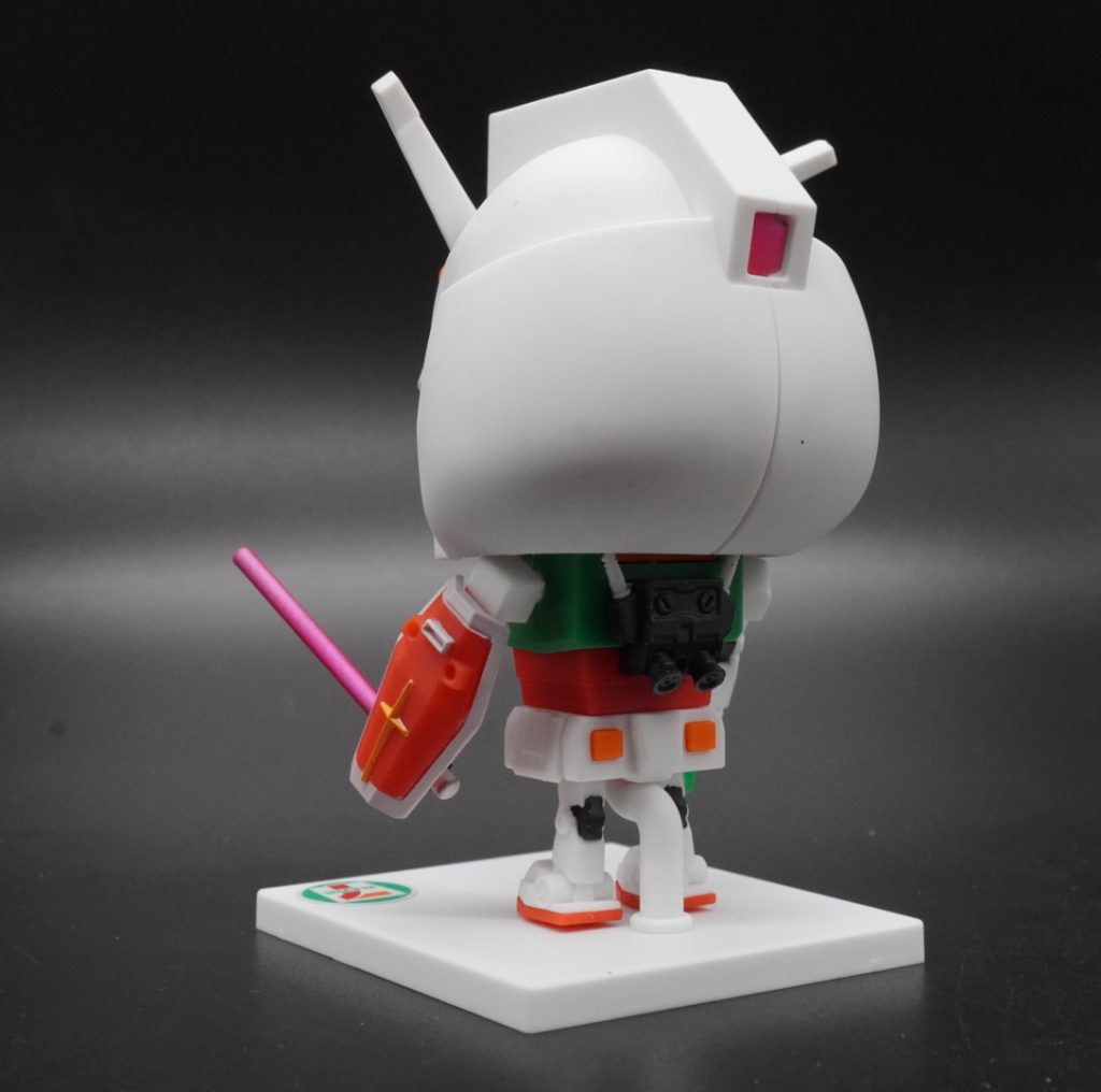 シールドも、マスキングして、エアブラシで塗り分けました。はみ出したところは、爪楊枝で除去しました。