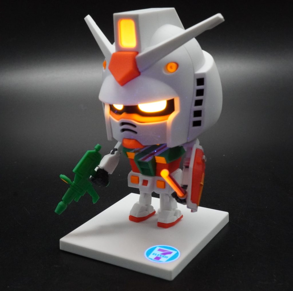 台座のセブンイレブンのマーキングは、蛍光クリアーで塗装しましたのて、発光します。トップコートはつや消しクリアーで仕上げです。