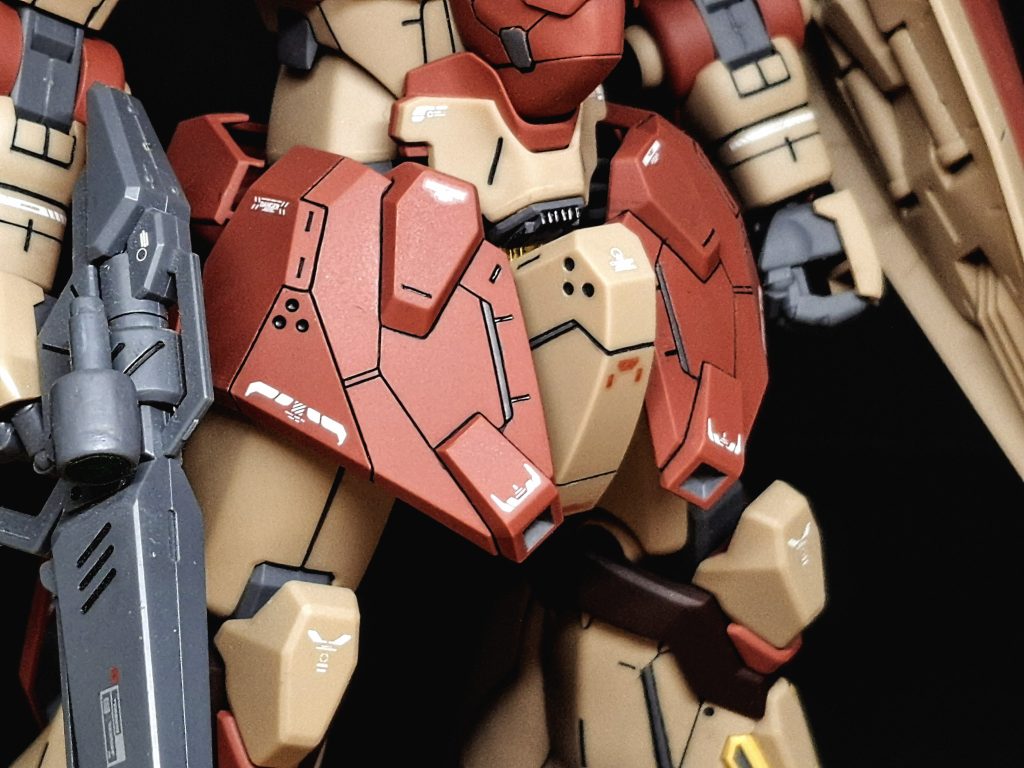 フロントスカートは一番スジボリがうまくいったデサインだと思っていますッ!!!!!!!!3点丸モールドなどを今は作れるようになったので三年前からの自分の技術進歩に勝手に感動してますッ!!!!!!ところでジークアクスのプラモ1度も見ていないのですけど本当に出回ってます!!?きっと受験が終わった頃にはたくさんならんでますよねッ!!!!!!!!?ねぇバンダイさん!!!!!