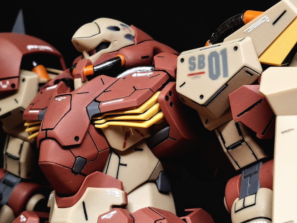 最近はちゃんと装甲の一枚一枚を重ねているというイメージを持ってスジボリをしているので多重装甲のようなスジボリを肩のデザインにしていますッ!!!!!!!!