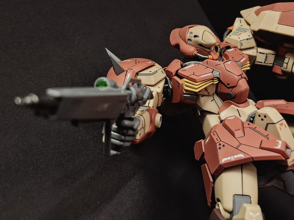 軽くですが、ポージングを撮らせてみました。メッサーの降下シーンは本当にかっこいいですよね。でも夜の市街地が舞台なのでだいぶ見づらいといういけんがあったそうですね。僕はあのシーンをみて視力良くて良かったと思えました。