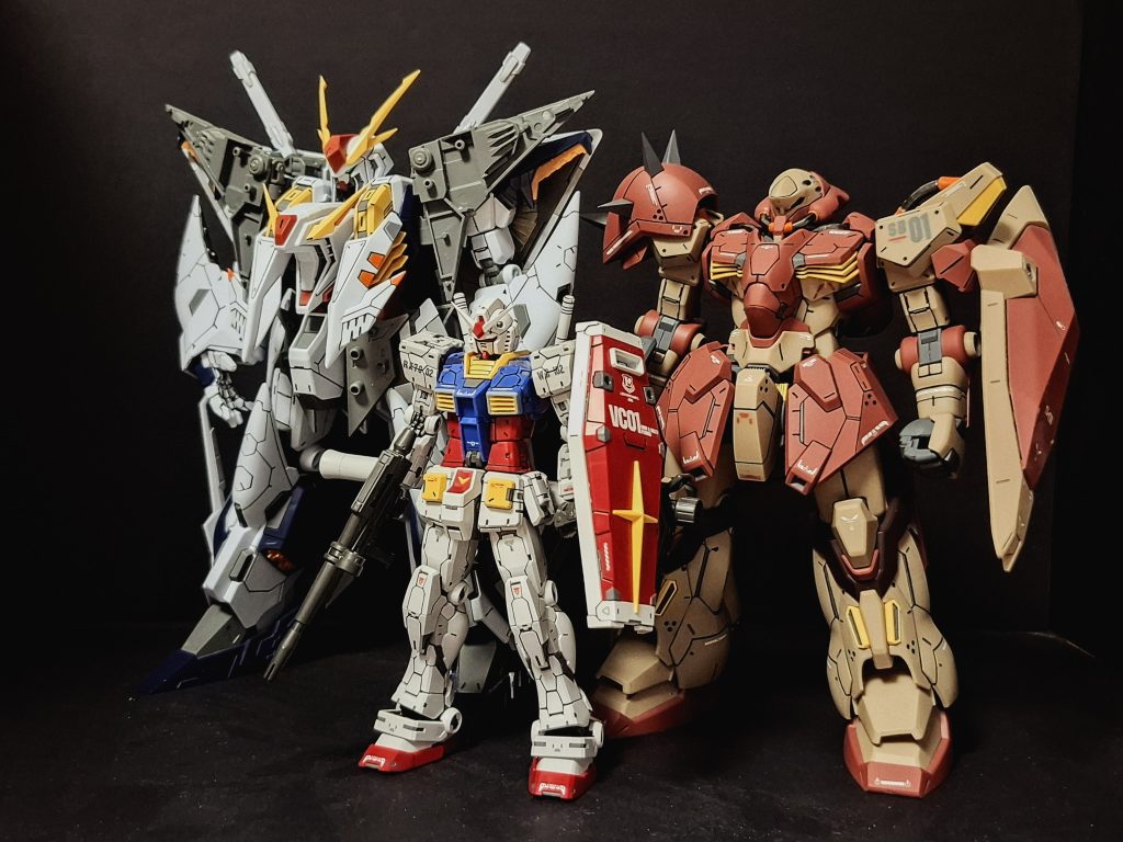 いまだにパーツの発注書をめんどくさがって完成しないクスィーとガンダムで、スリーショットをしてみました。やっぱハサウェイのシリーズは機体が大きくていいですね。ぷ○ばんさんも言ってましたが、でかいは正義ッ!!!!!!!!正義は勝つッ!!!!!!!!ですね。今回のメッサーはほとんど去年完成していたのでなかなか塗装ができる日がなかったのですかようやくできて、安心して眠れそうです。