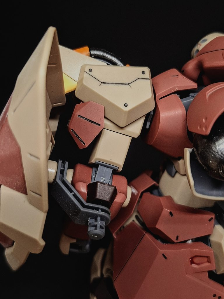 肩のスジボリは消すことができそうになかったので左右入れ換えて何もしていない面を前にして必死に見えないように誤魔化しています。僕は全塗装はほとんどしないので、というかできないので(金が足らんッ!!!!!!!!)部分塗装やプラ板で、誤魔化していますがさすがにこれは難しいですね。