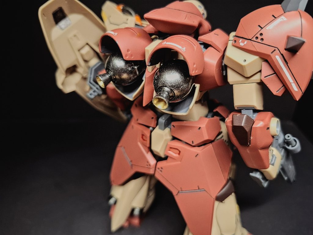 バックパックなどメタリックの部分はウイノーブラックで、下地を作った後クロームアイアンで塗っているのでメッッチャ眩しいです。