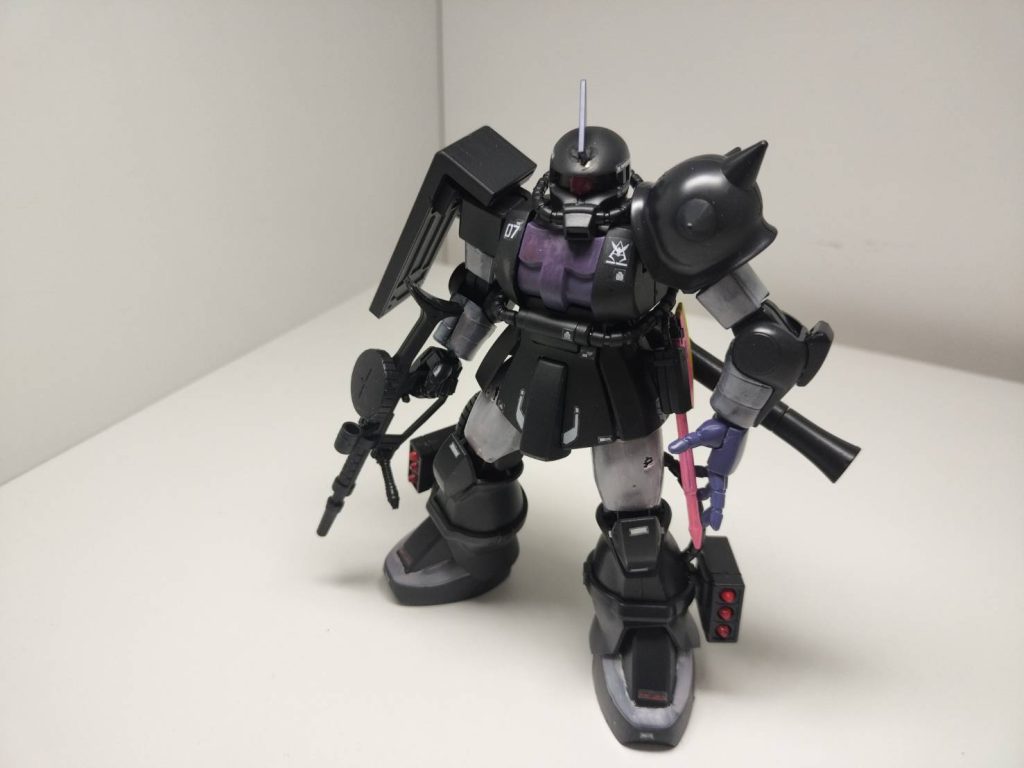 ヒートホークはなぜこのカラーリングが採用されたのかという謎いままさにヒートホークを持とうとする左手はもう握る事ができない(サイズの大きいボールジョイントを無理やりねじ込んだら正規の手が取り付け不可となる)