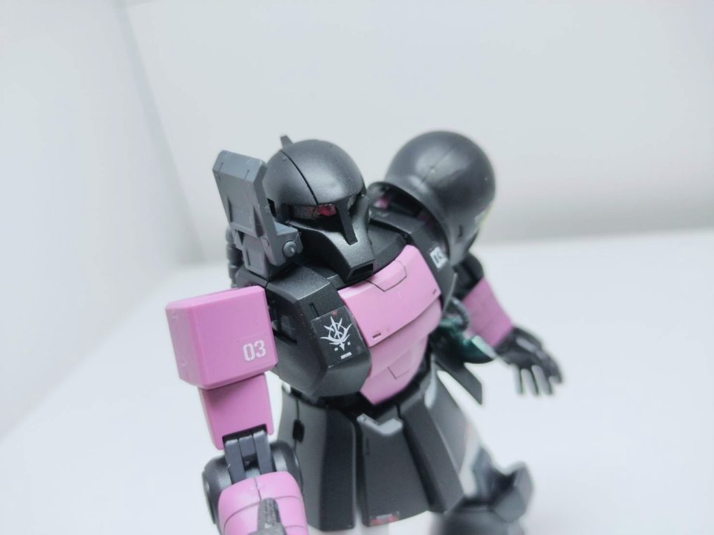 今回はルーターで凹みを作り、そこにレジンを盛ってマニキュアで塗装してモノアイ製作しました。しいていうともう少しボリュームが欲しかった。ヘッドに角つけたい衝動を抑えてスキンヘッド仕上げ。