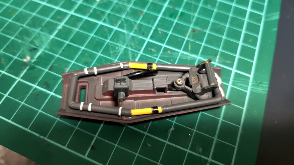 盾の裏。庵野さん、山下さん、凝りすぎです…