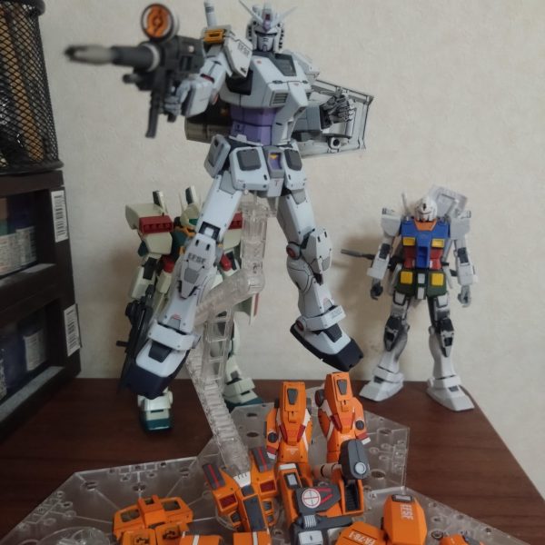 フルアーマーガンダム　⑤アーマーも塗り終わり、中のガンダムで一通り遊んで満足したので、記念に撮影しました😆オリジナルの武器を思いついたので、これが終了したら完成です。（3枚目）