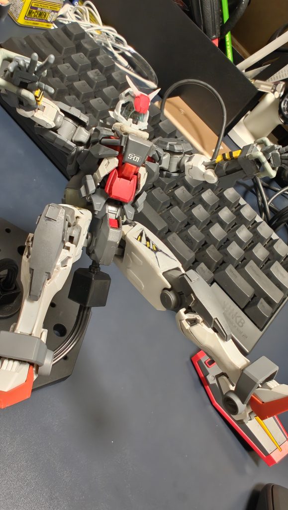 蹴られて吹き飛ぶ01ガンダム