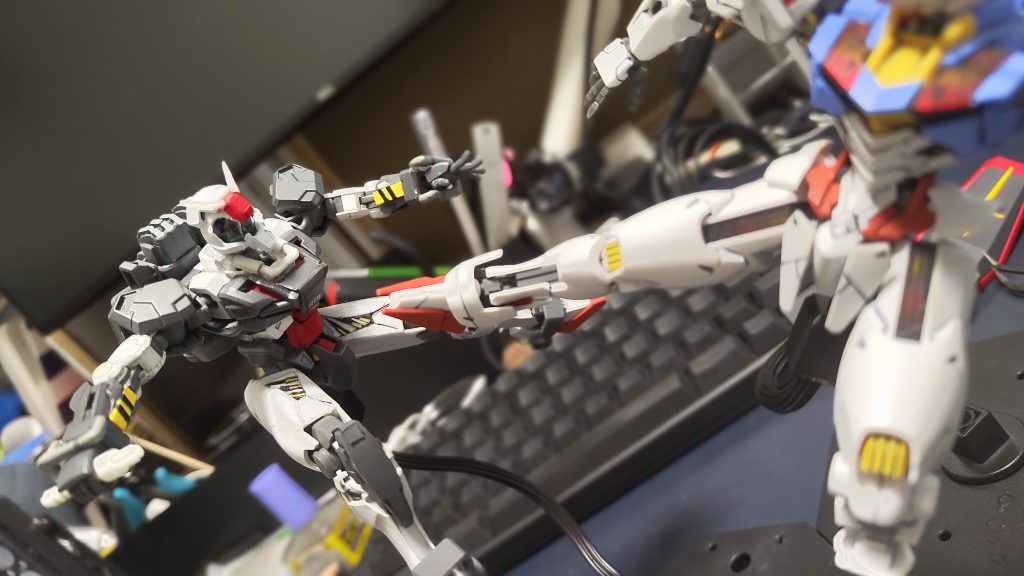 白いガンダムがいないので、水星仲間のエアリアルさんに代理で蹴り入れてもらっています。