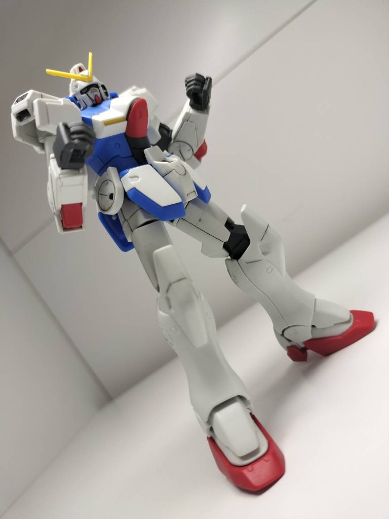 正統派路線のモビルスーツでしょうが、肉弾戦ポーズが似合いますなんかシャイニングに似てる気がします