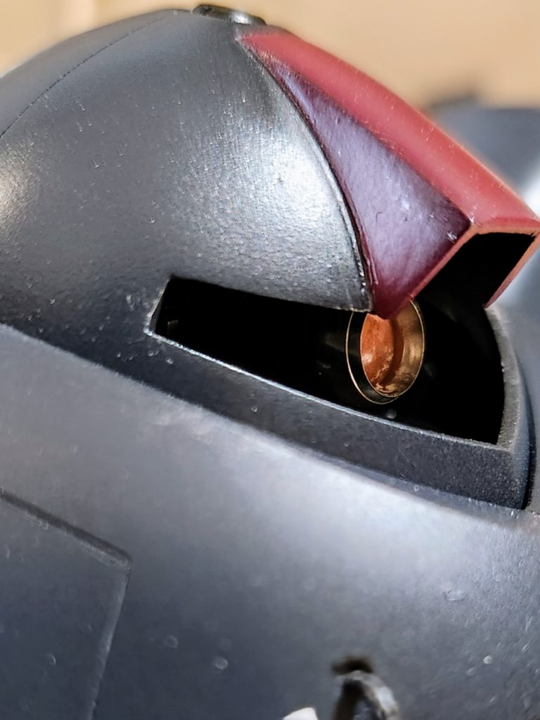 モノアイのバイザー部分を３ミリ延長し頭も少し埋まるようにして、同社のドムと同じ赤にしてみました。他は若干のシルエット変更をしました。