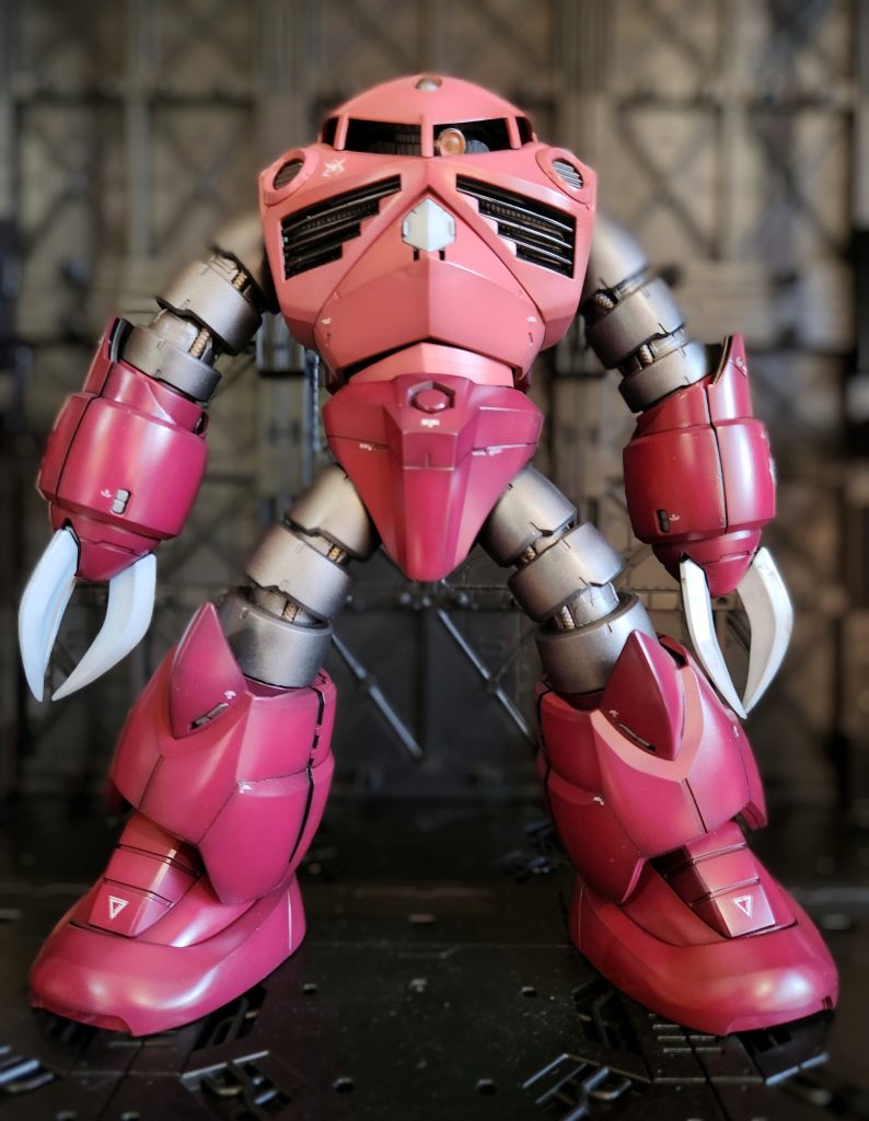 通常照明での撮影でも艶が見られて、とても気に入っています。あと胸部ルーバー奥の冷却ラジエーターを、アルミシルバーにしたのがチラ見えしてお気に入りです。