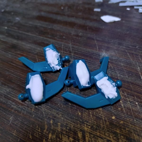 次はアルトロンです✨肩アーマーのおもちゃっぽいディテールが嫌なので瞬間接着パテ盛って埋めてみました。盛って硬化後にデザインナイフで大まかに削り、ヤスってなだらかに。大きめの穴埋めにはいい感じですねぇ～ポリパテよりも全然匂いしないし（笑）初めて使ったので多少気泡が出来てしまいましたが……… （2枚目）