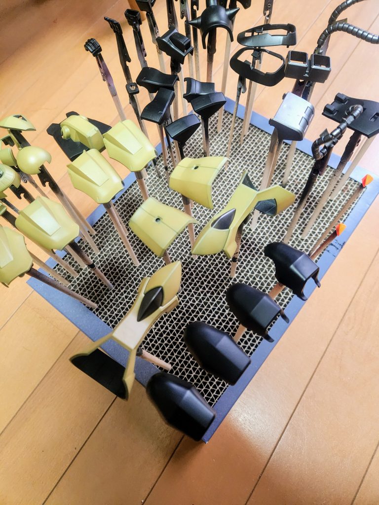 作品名：２色だけ塗って息抜き<p>ずっと塗りたかったサンドストーム隊カラーにしようと作り始めて、２色塗ったところで一旦終了しました。息抜きにガンプラくんザクプラくんを作って飾りました。可愛い…</p>