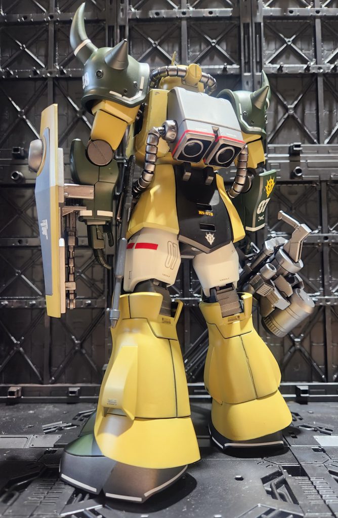 MGグフver.1の良いところを意識して、少しだけスタイルを触り、あとは素直に楽しみながら組みました。砂漠地帯のエース部隊の様な感じがして、１人でウキウキして作業してました。