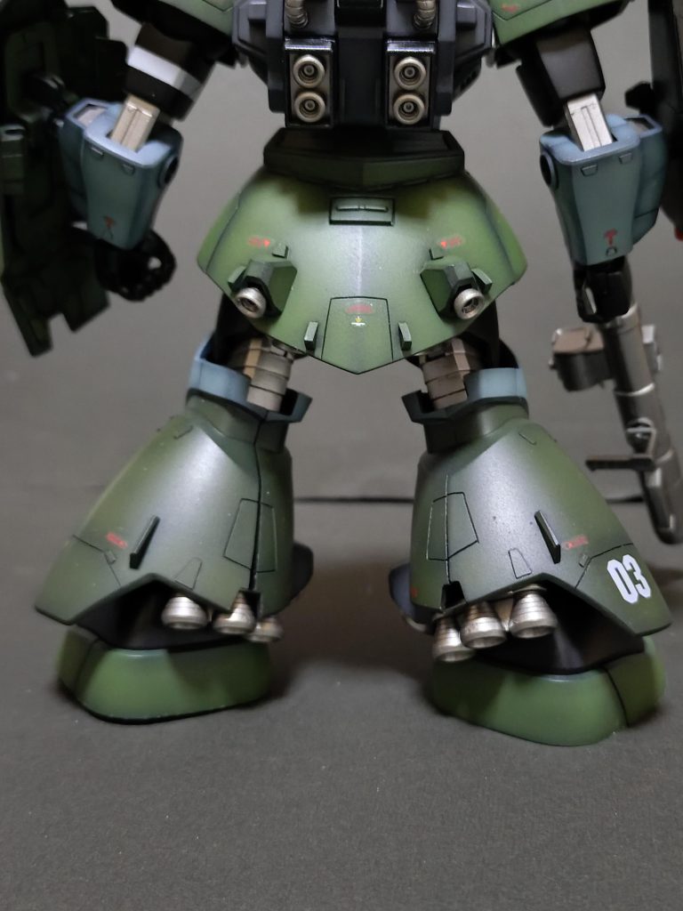 腰アーマーにスラスター追加。脚部フレアはザクR2っぽくぶった斬り❗️(笑)