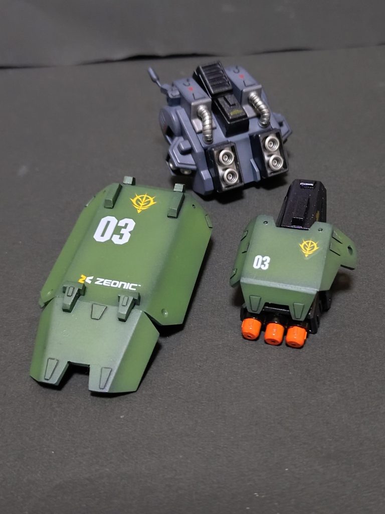 プラ板等で制作のシールド、3連グレネード。