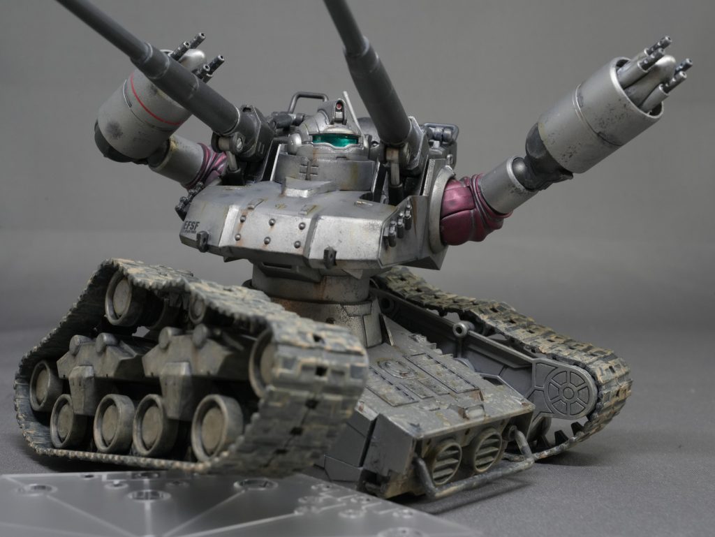 履帯ユニットごと分離して可動するため、ガンタンクのくせに意外と動きが出せます。強度的にこんな構造本来あり得ないわな〜と動かしていたら、接続部がポッキリ折れました(泣)・・・後で補修します。